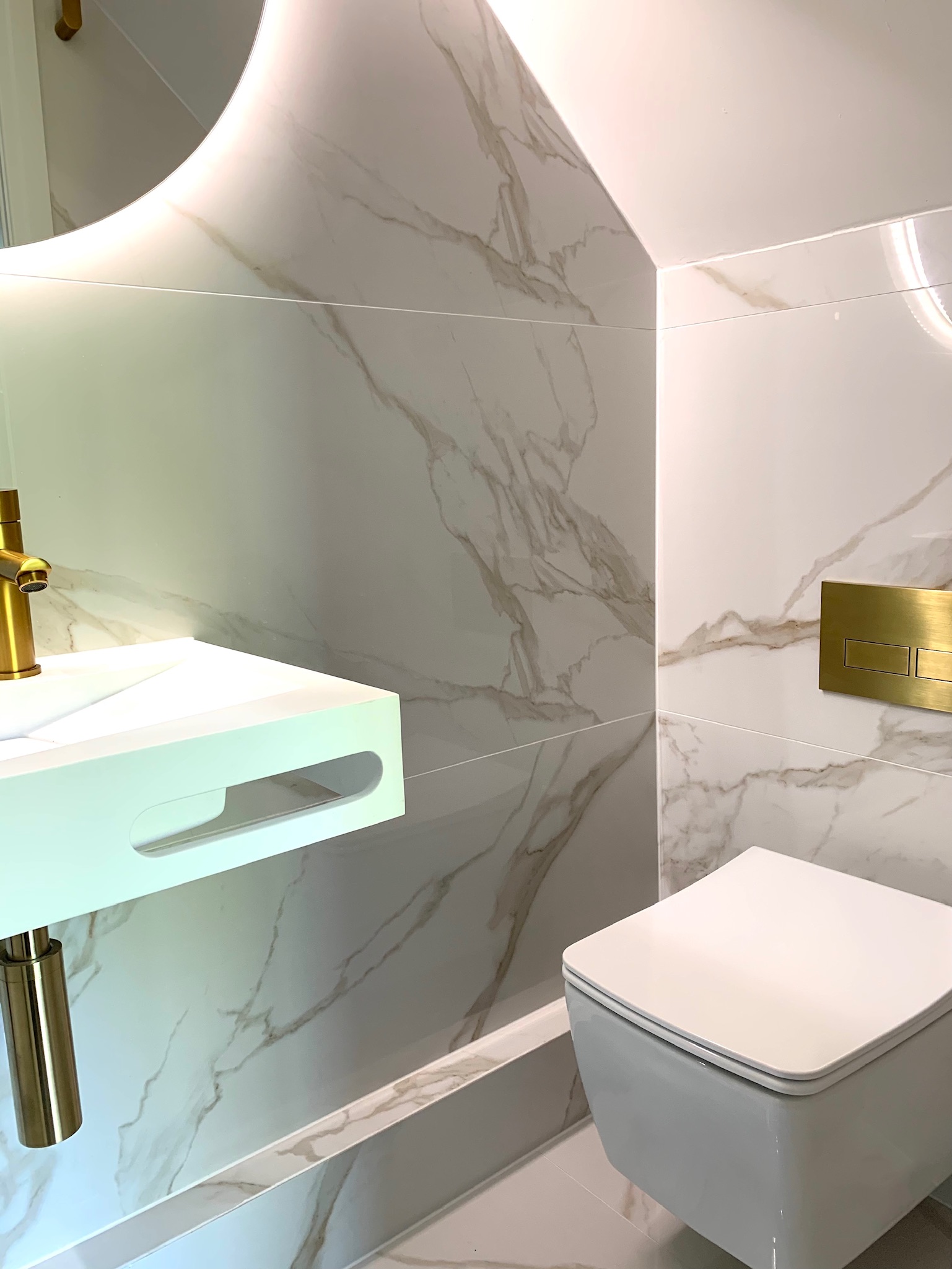 Marble and gold bathroom in Hale
